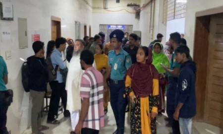 বাসায় ঢুকে বিচারকের স্কুলপড়ুয়া ছেলেকে ছুরিকাঘাতে হত্যা