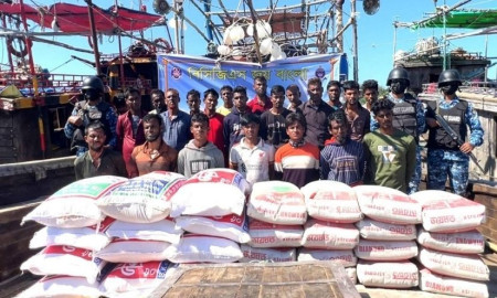 সেন্টমার্টিনে কোস্ট গার্ডের অভিযানে ২২ পাচারকারী আটক