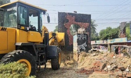 শেখ মুজিবের ‘এক তর্জনী’ স্তম্ভ গুঁড়িয়ে দিল বিক্ষুব্ধ ছাত্র-জনতা