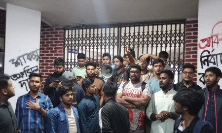 শাকসু বানচালের অভিযোগে প্রশাসনিক ভবনে তালা