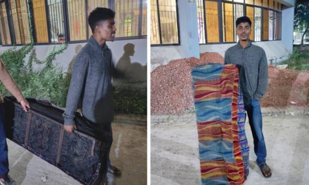 যবিপ্রবির ফিটনেসবিহীন বাস, নষ্ট সিট খুলে শিক্ষার্থীর প্রতিবাদ