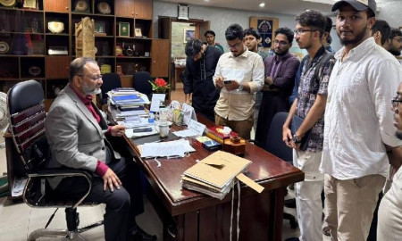 ‘শিক্ষক এরশাদ হালিমের দৃষ্টান্তমূলক শাস্তি নিশ্চিতে কাজ করছে ডাকসু’