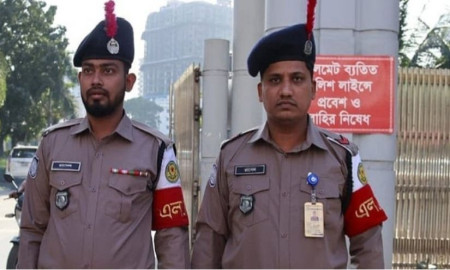 পুলিশ সদস্যদের গায়ে নতুন পোশাক