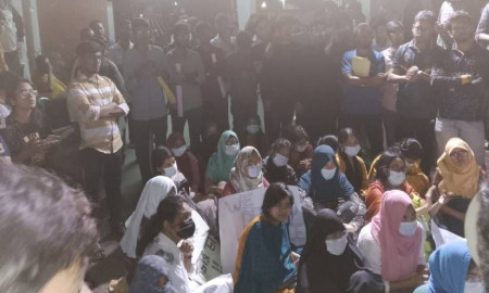 ঢাবি অধ্যাপক এরশাদ হালিমের শাস্তির দাবিতে প্রশাসনিক ভবন ঘেরাও