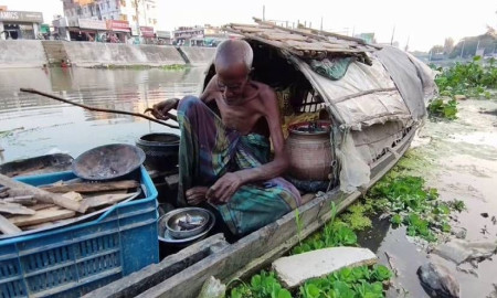 মধুমতীর বুকে শতবর্ষী সুরেশের জীবনসংগ্রাম থমকে নেই