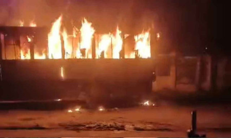 রাজধানীতে দাঁড়িয়ে থাকা বাসে আগুন