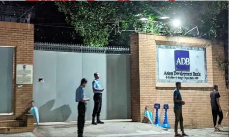 আগারগাঁওয়ে এডিবি ভবনের সামনে ককটেল বিস্ফোরণ