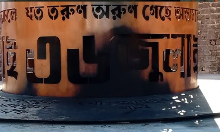 এবার জুলাই স্মৃতিস্তম্ভে আগুন