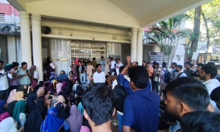 ক্লাস শুরুর দাবিতে প্রশাসনিক ভবন অবরুদ্ধ ঢাকা সেন্ট্রাল ইউনিভার্সিটি'র শিক্ষার্থীদের  