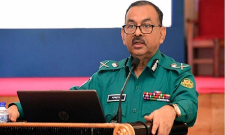 যানবাহনে আগুন ও ককটেল নিক্ষেপ করলে গুলির নির্দেশ ডিএমপি কমিশনারের