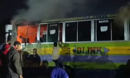 ঢাকা আরিচা মহাসড়কে বাসে আগুন