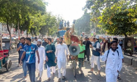 ধানমন্ডি ৩২-এ বুলডোজার নিয়ে আসা শিক্ষার্থীদের ছত্রভঙ্গ করতে সাউন্ড গ্রেনেড নিক্ষেপ