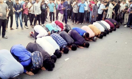 হাসিনার ফাঁসির রায়ে ৩২ নম্বরে সিজদায় লুটিয়ে পড়ল জনতা