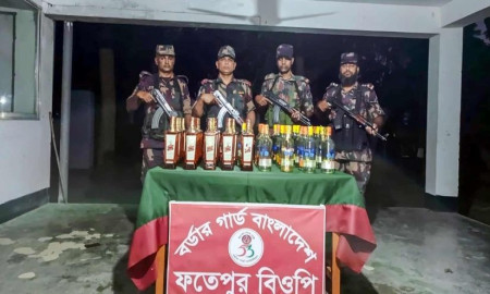 সীমান্তে পুকুরে লুকানো ৪৩ বোতল ভারতীয় মদ জব্দ