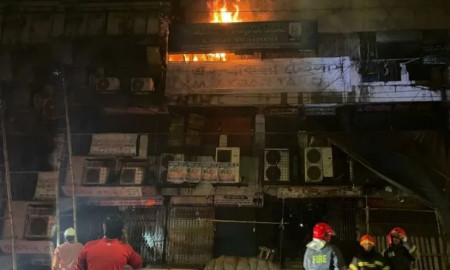 গভীর রাতে রাজধানীর গুলিস্তানে আগুন
