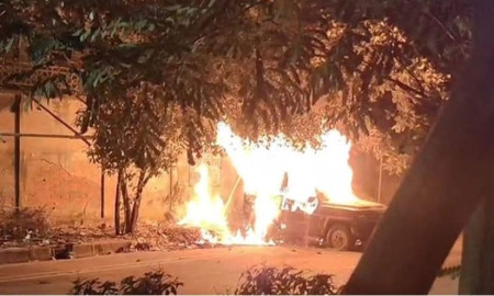 রাজধানীর আগারগাঁওয়ে পার্কিং করা গাড়িতে আগুন