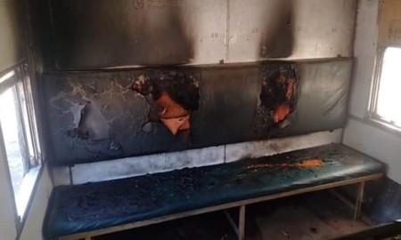 স্টেশনে দাঁড়িয়ে থাকা ট্রেনে আগুন, সিটে পাওয়া গেল পেট্রোল ও গানপাওডার