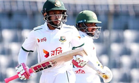 শততম টেস্টে মুশফিকের ফিফটি, আউট মুমিনুল