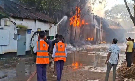গাজীপুরে কয়েল কারখানার আগুন, নিয়ন্ত্রণে কাজ করছে ফায়ার সার্ভিসের ৭ ইউনিট