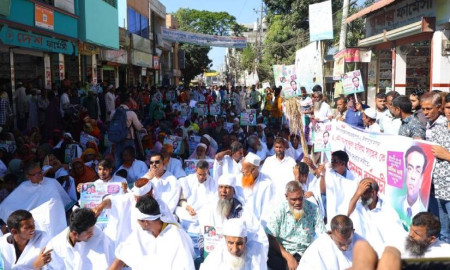 জামালপুরে বিএনপির প্রার্থী পরিবর্তনের দাবিতে কাফনের কাপড় পরে অনশন 