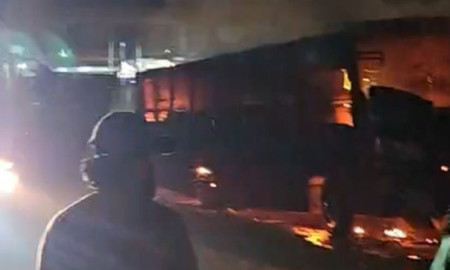 রাজধানীতে দাঁড়িয়ে থাকা বাসে আগুন 