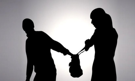 রাস্তায় আটকে ছিনতাই চেষ্টা, নারীর হাতে মার খেয়ে অস্ত্র ফেলে পালাল তিন ছিনতাইকারী