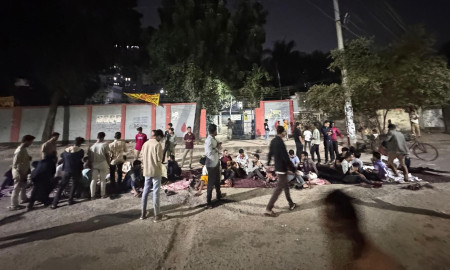 আতঙ্কে ছাত্রাবাস ছেড়ে সড়কে রাত কাটাচ্ছেন ঢাকা পলিটেকনিকের শিক্ষার্থীরা