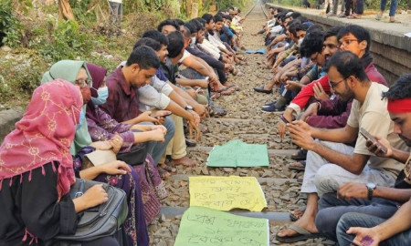 ৭ ঘণ্টা পর সারা দেশের সঙ্গে রাজশাহীর রেল যোগাযোগ চালু