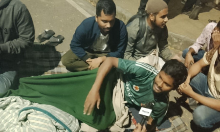 ভূমিকম্প আতঙ্কে ভিসির বাসভবনের সামনে শুয়ে পড়েছেন ঢাবি শিক্ষার্থীরা