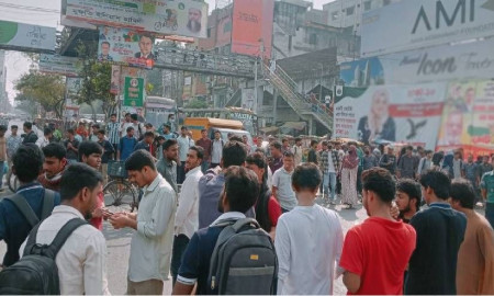 ক্লাস শুরুর দাবিতে সাত কলেজ শিক্ষার্থীদের সায়েন্সল্যাব মোড় অবরোধ