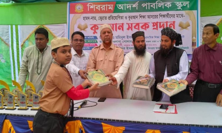 লালমনিরহাটে শিবরাম স্কুলের শিক্ষার্থীদের মধ্যে পবিত্র কোরআন বিতরণ