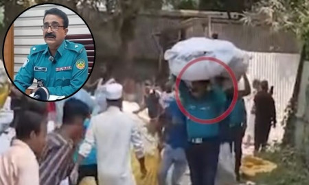 তুলার গুদামে আগুন, মাথায় নিয়ে বস্তা সরিয়ে প্রশংসায় ভাসছেন ওসি