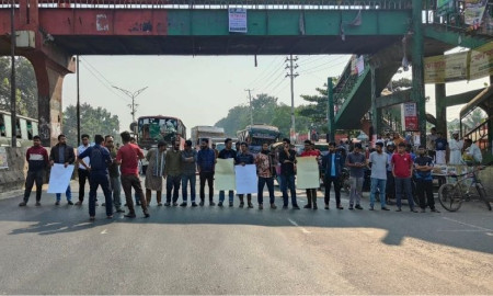 ৪৭তম বিসিএস পেছানোর দাবিতে ঢাকা-আরিচা মহাসড়ক অবরোধ চাকরিপ্রার্থীদের