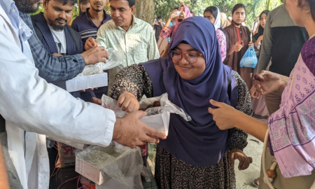 গণ বিশ্ববিদ্যালয়ে শেখ হাসিনার প্রতীকী ফাঁসি কার্যকর, মিষ্টি বিতরণ