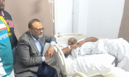 ছাত্রদল নেতা হামিমসহ দুইজনকে হাসপাতালে দেখতে গেলেন ঢাবি উপাচার্য 