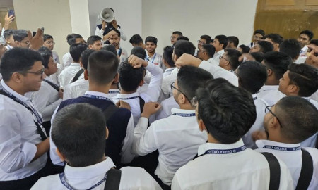 স্কুলিং কাঠামোর বিরোধীতা করে ঢাকা কলেজে উচ্চ মাধ্যমিক শিক্ষার্থীদের বিক্ষোভ