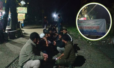 ৪৭তম বিসিএসের সময় পরিবর্তনের দাবিতে বাকৃবিতে রেললাইন অবরোধ