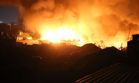 কড়াইল বস্তি ৪ ঘণ্টা ধরে পুড়ছে, গোটা বস্তি ‘ছাই’ হওয়ার শঙ্কা