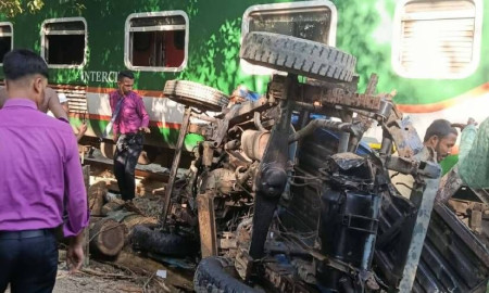 লেভেল ক্রসিং পার হওয়ার সময় হঠাৎ পিকআপের ইঞ্জিন বন্ধ, অতঃপর...