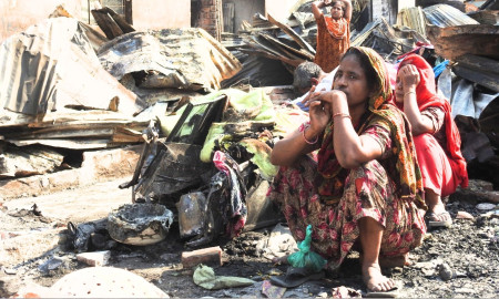 ‘মা, আমাদের ঘর কই?’—দুই বছরের সন্তানের প্রশ্নের উত্তর নেই আগুনে সর্বস্ব হারানো মা ইমনুর