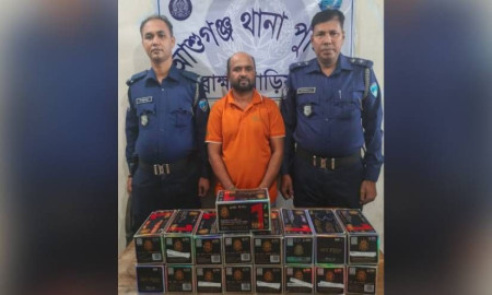 আশুগঞ্জে মোবাইলের ৫৬০টি ডিসপ্লেসহ গ্রেপ্তার ১