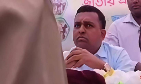 বাউফলে ইউএনওর বদলিতে শিক্ষার্থীদের মিষ্টি বিতরণ