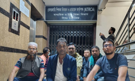 আন্দোলনকারীদের দখলে এনটিআরসিএ ভবন, লাঞ্ছনা আতঙ্কে বাইরে ঘুরছেন কর্মকর্তারা