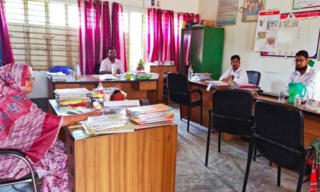 পাবনায় সহকারী শিক্ষকদের কর্মবিরতি চলছে, ক্ষুব্ধ অভিভাবকরা