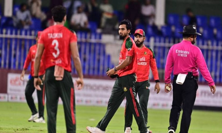 বোলিংয়ে এসেই স্টার্লিংকে ফেরালেন তানজিম