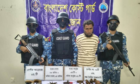 মহেশখালীতে কোস্ট গার্ডের অভিযানে দেশি অস্ত্র-গোলাবারুদসহ কারিগর আটক