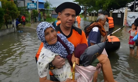 ভয়াবহ বন্যায় ইন্দোনেশিয়ায় নিহতের সংখ্যা ৩০০ ছাড়াল 
