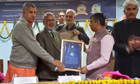 ভারতের আন্তর্জাতিক সম্মেলনে আজীবন সম্মাননা লাভ এইউবি উপাচার্যের