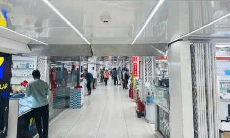 এনইআইআর ইস্যুতে মোবাইল ফোনের দোকান বন্ধ রেখেছেন ব্যবসায়ীরা