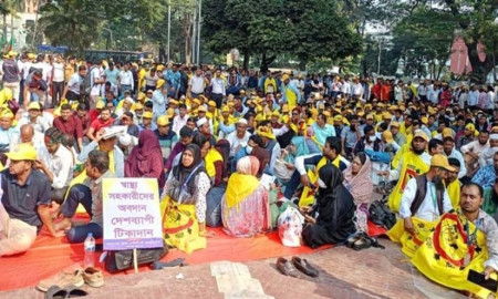 দ্বিতীয় দিনের মতো শহীদ মিনারে স্বাস্থ্য সহকারীদের অবস্থান, সারাদেশে বন্ধ টিকাদান